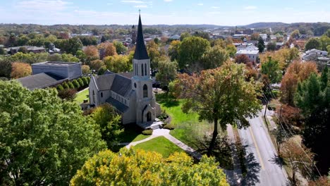 Luftaufnahmen-Im-Herbst-über-Der-Kapelle-An-Der-Lee-University-In-Cleveland,-Tennessee