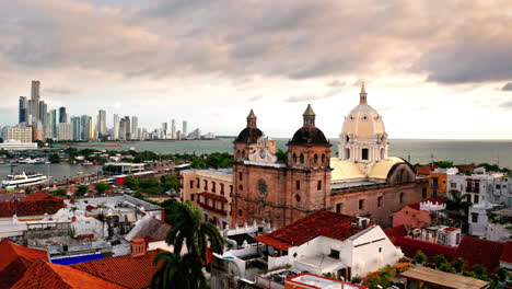 Panning-shot-over-Cartagena-de-Indias,-Colombia-at-sunset