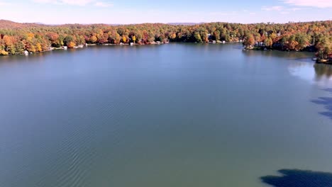 Lake-Towaway-NC,-North-Carolina-Im-Herbst