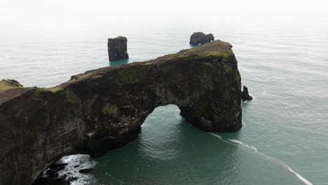 Arco-De-La-Península-De-Dyrholaey-En-Vik,-Islandia