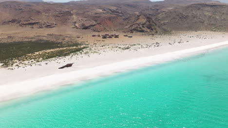 Unberührte-Küste-Mit-Weißem-Sand-Am-Shoab-Strand-In-Der-Nähe-Von-Qalansiyah-Auf-Der-Insel-Sokotra,-Jemen