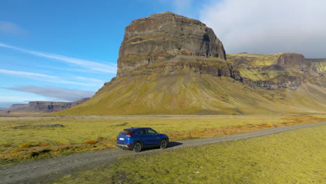Conducción-De-Automóviles-Con-Vistas-A-La-Colosal-Montaña-Rocosa-De-Lomagnupur-En-El-Sur-De-Islandia