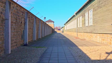Camino-De-Piedra-A-Lo-Largo-Del-Bloque-De-Prisión-En-El-Campo-De-Concentración-De-Mauthausen-En-Austria