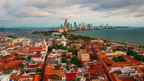 Luftdrohnenaufnahme-Der-Altstadt-Von-Cartagena-De-Indias-In-Kolumbien