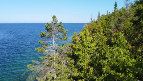 Flying-Through-Forest-And-Rocky-Shore-With-Crystal-Clear-Water-In-Georgian-Bay,-Ontario,-Canada