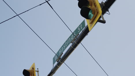 Straßenschild-West-Hastings-In-Vancouver-An-Der-Kreuzung,-Handparallaxe,-Zeitlupe