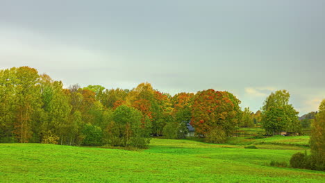 Feld,-Wald-Und-Haus-Im-Ländlichen-Raum,-Jahreszeitenwechsel,-Zeitrafferübergang,-Riga,-Lettland