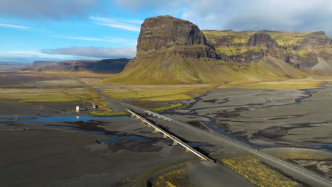 Carretera-Hringvegur-Con-La-Montaña-Lomagnupur-En-Islandia-Durante-El-Verano