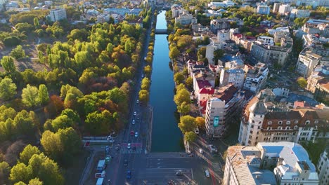 Luftaufnahme-über-Den-Fluss-Dambovita-Bei-Sonnenuntergang,-Herbststimmung,-Bezirk-Izvor,-Bukarest,-Rumänien