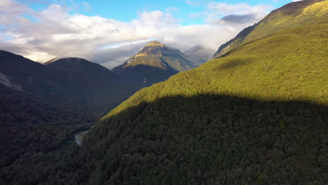 Atemberaubende-Luftaufnahmen-über-Einem-Riesigen-Gebirgstal-In-Neuseeland