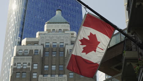 Kanadische-Flagge-Hängt-Am-Haus-Und-Weht-Im-Wind-In-Der-Innenstadt-Von-Vancouver,-Handgeführte-Statische-Zeitlupe