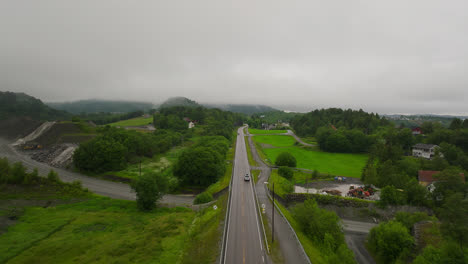 Camino-Rural-Con-Tráfico-En-Un-Día-Nublado-En-La-Costa-Oeste,-Noruega