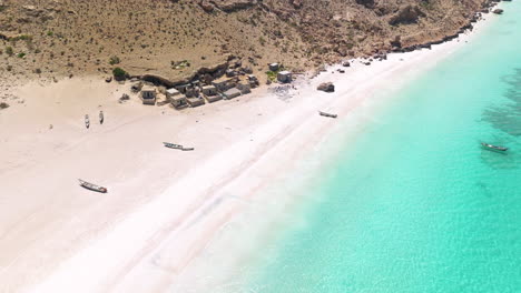 Weißer-Sand-Und-Türkisfarbenes-Wasser-Am-Shoab-Strand-Auf-Der-Insel-Sokotra,-Jemen-–-Drohnenaufnahme-Aus-Der-Luft