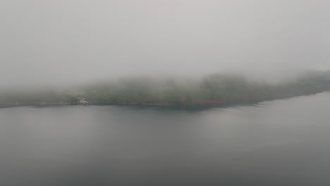 Nebelwolken-Enthüllten-Grüne,-üppige-Berge-über-Der-Westküste-Norwegens