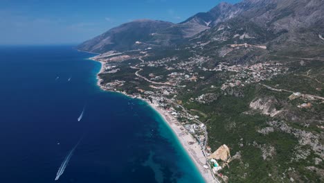 Atemberaubende-Luftaufnahme-Der-Albanischen-Riviera-Mit-Bergigen-Touristendörfern-Entlang-Der-Atemberaubenden-Küste