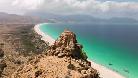 Revelan-Montañas-Escarpadas-Sobre-La-Playa-De-Shoab,-Isla-De-Socotra,-Yemen