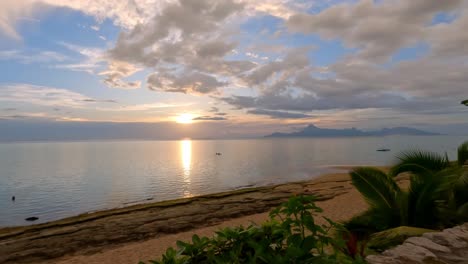 Blick-Auf-Den-Strand-Von-Tahiti,-Französisch-Polynesien-Bei-Sonnenuntergang-Mit-Morea-Im-Hintergrund-~-Aufgenommen-Am-Strand-Plage-De-Vaiava-In-Paea,-PK-18