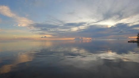 Blick-Auf-Den-Strand-Bei-Sonnenuntergang-In-Tahiti,-Französisch-Polynesien-~-Langsamer-Schwenk-Des-Pazifischen-Ozeans-Von-Paea