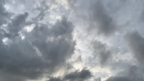 Nubes-De-Lluvia-Acercándose.-Mirando-Al-Cielo