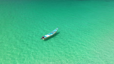 Anchored-Wooden-Boat-In-Crystal-Clear-Water-Of-Shoab-Beach-On-Socotra-Island,-Yemen