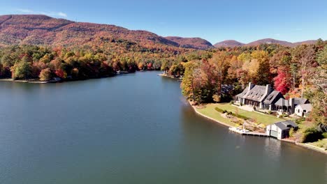 Lake-Toxaway-In-Herbstfarben-In-Den-Bergen-Von-North-Carolina