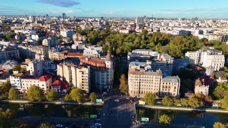 Filmischer-Drohnenblick-über-Den-Bezirk-Izvor,-Bukarest,-Rumänien