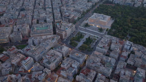 Kreisende-Luftaufnahme-über-Dem-Syntagma-Platz-Im-Zentrum-Von-Athen-Bei-Nacht