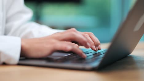 Digitales-Unternehmertum:-Frauenhände-Tippen-Auf-Der-MacBook-Tastatur-In-Einem-Modernen-Geschäftsarbeitsplatz
