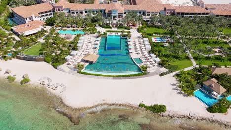 Luftrückzug-Zeigt-Riesigen-Infinity-Pool-Mit-Blick-Auf-Den-Karibischen-Ozean-Im-Resort