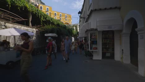 Amalfi-Positano-Italy-Immersive-Travel-Tourism-Mediterranean-Sea-Coast-Water-Europe,-Walking,-4K-|-Moving-Through-Dark-Crowded-Alley-Looking-Up-Exploring-Roads-Below-Famous-Mountainside-Cliffs,-Shaky