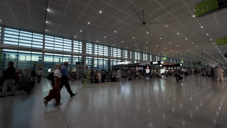 Menschen-Im-Wartebereich-Für-Passagiere-Im-Flughafen-In-Malaga,-Spanien