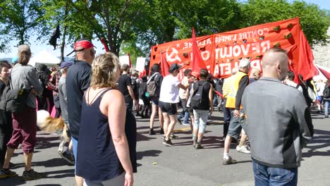 Demonstranten-Gegen-Den-G7-Gipfel-Tragen-Ihre-Transparente,-Während-Sie-Durch-Die-Straßen-Von-Québec-City,-Québec,-Kanada,-Marschieren