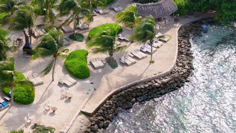 Liegestühle-Am-Sandstrand-Mit-Blick-Auf-Das-Klare-Türkisfarbene-Wasser-Der-Karibik-Von-Jan-Thiel-Und-Zanzibar-Beach,-Curacao
