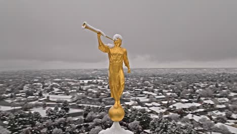 Schneebedeckter-Goldener-Engel-Moroni-Auf-Der-Trompete-Auf-Dem-Mormonentempel-Von-Provo