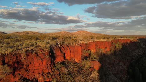 Drone-flying-over-Dales-gorge-at-sunset,-Karijini-in-Western-Australia