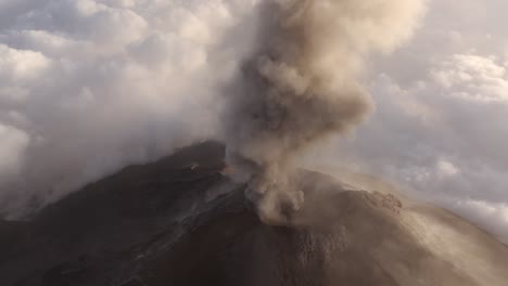 Vista-Aérea-Alrededor-De-Una-Enorme-Nube-De-Humo-Que-Se-Eleva-Desde-El-Cráter-De-Un-Volcán-Activo.