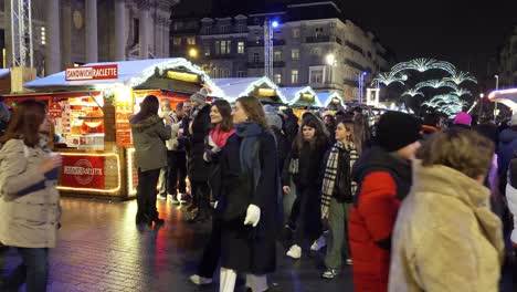Mercado-De-Navidad-Tradicional-En-Europa-Por-La-Noche---Bruselas,-Bélgica