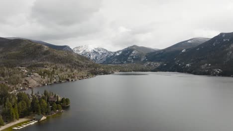 Drohne-Des-Ptarmigan-Mountain-Vom-Grand-Lake-Colorado-Mit-Einem-Schneesturm,-Der-über-Den-Blick-über-Den-See-Zieht