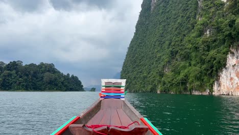 An-Bord-Eines-Longtail-Bootes-Auf-Dem-Khao-Sok-See-In-Thailand