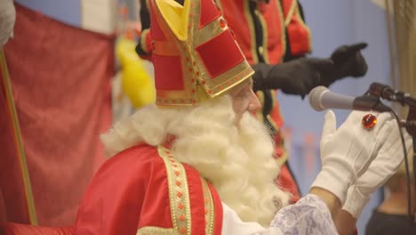Sint-Nicholas-with-full-beard-and-white-gloves-with-ruby-ring-clapping-in-hands