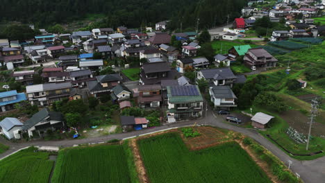 Luftaufnahme-Ländlicher-Gemeinschaftshäuser-Auf-Dem-Land-Von-Nagano,-Japan
