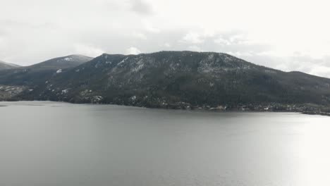 Drone-Del-Gran-Lago-Con-Montaña