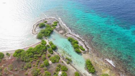 Luftaufnahme-Des-Doggy-Beach-Mit-Klarem,-Türkisfarbenem-Wasser-Der-Karibik-Von-Jan-Thiel-Und-Sansibar,-Curaçao
