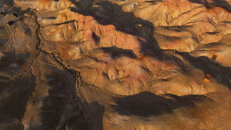 Felsformationen-Und-Natürliche-Wüstenklippen---Tsagaan-Suvarga,-Mongolei-Bei-Sonnenuntergang---Luftaufnahme