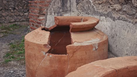 Ancient-Roman-Vases-in-Pompeii,-Italy