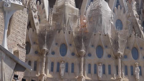 Close-pannig-shot-of-Sagrada-de-Familia-Cathedral,-Barcelona,-Spain