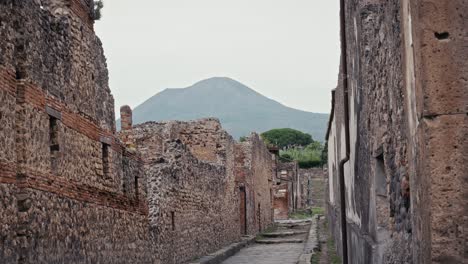 View-of-mount-Vesuvius-looming-over-Pompeii's-ancient-streets,-Italy