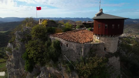 Castillo-De-Petrela-En-Albania,-La-Fortaleza-Estratégica-De-Skanderbeg-Que-Corona-La-Colina-Con-Muros-De-Piedra-Y-Torre,-Majestuosa-Ciudadela