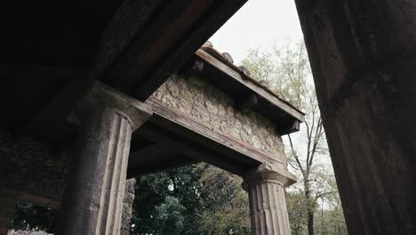 Vista-Detallada-De-Columnas-Antiguas,-Cuarteles-De-Gladiadores-De-Pompeya,-Italia.