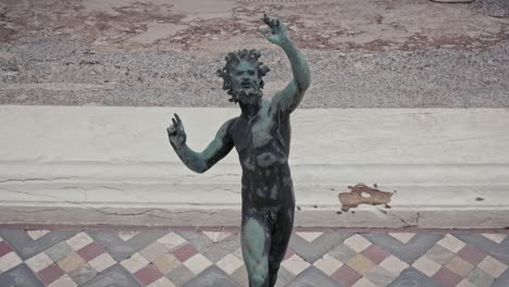 Estatua-De-Bronce-En-Pompeya,-Nápoles,-Italia.